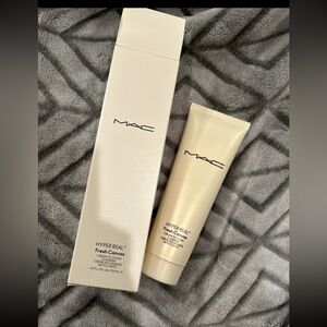 MAC Cosmetics Hyper Real cleanser